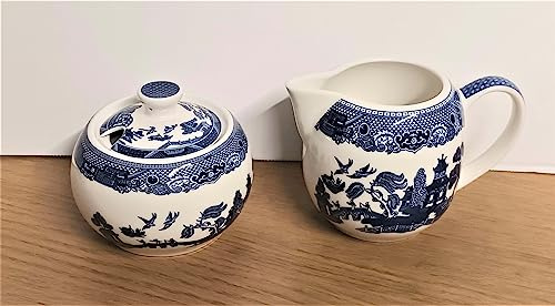 AuraHome Blue Willow 7oz 200ml Cream/Milk Jug & Sugar Bowl with Lid Wide Glazed Iconic Elegant Blue-Printed Scene on White Porcelain Depicts Nature & Historical Imagery Collectible