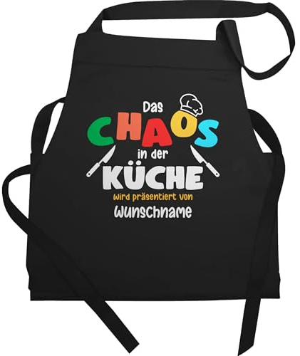 Geschenk mit Namen personalisiert by Shirtracer - Kochschürze - Das Chaos in der Küche wird präsentiert von Name Küchenschürze lustig Hobbykoch Geschenk Schürze lustig I Kochen Geschenk mit