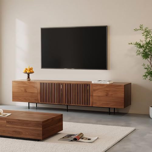Mueble de TV moderno de nogal con puertas de listones y gestión de cables, centro de entretenimiento para televisores de hasta 75 pulgadas, grande de 240 cm de ancho