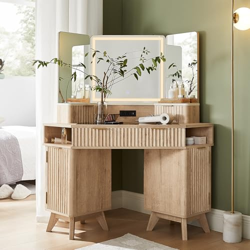 AetherWood Schminktisch mit Rillenoptik, 3-Wege-Spiegel & Beleuchtung, 122 cm Eck-Kosmetiktisch mit Glasplatte, 3 Schubladen, Stauraum & Ladestation, Natur-Eiche