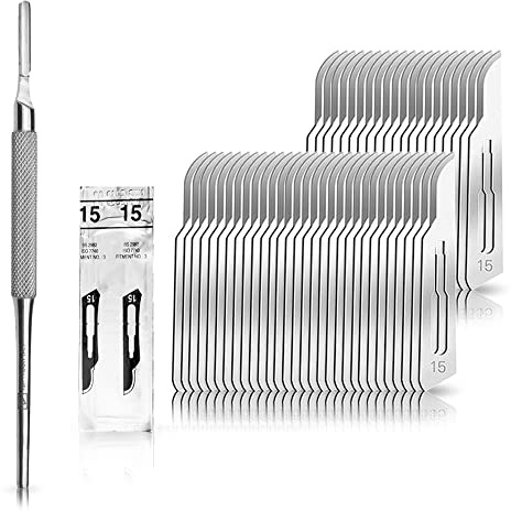 Set - 50 Stück Skalpellklingen Figur 15 aus Karbonstahl - Ersatzklingen einzeln steril verpackt + 1x May - Skalpell-Halter mit rundem Griff - Edelstahl | Flexibles Messer für Hobby und Kosmetik. Ermöglicht dynamische Schnittführungen.