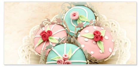 banjado Magnettafel Metall 78 x 37cm - beschreibbare Magnettafel - Metall Pinnwand als Memoboard - Magnetwand Küche, Büro, Kinderzimmer Weiß inkl. 4 Magnete & Montageset - Motiv Cupcakes