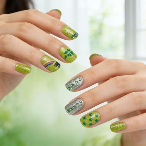 Lot de 24 faux ongles synthétiques verts de forme carrée décorés avec des cristaux métalliques et des breloques trèfle faciles à appliquer