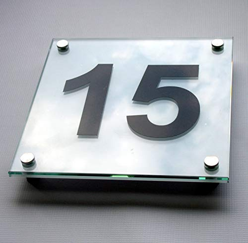Hausnummer | Hausnummernschild | Türschild | Straßenschild | Fassadenschild | auf Glas inkl. personalisierte Beschriftung und Edelstahl-Abstandshaltern (20 x 20 cm)