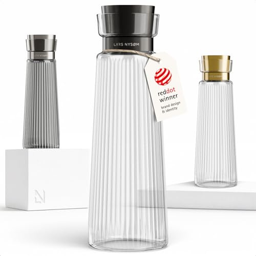 LARS NYSØM Vattenkaraff 1,5l med Integrerad Sil i Rostfritt Stål | Elegant Glaskaraff & Kanna för Juice, Lemonad | Modern Räfflad Vattenkanna för Vardag & Gäster (Pure/Black, 1500ml)