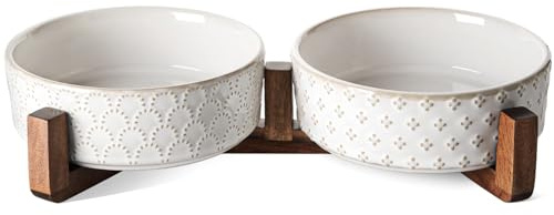 LE TAUCI Keramik Hundenapf-Set, Akazienholzstaender, 430 ml, 14 cm, Weiss | 2er Set, rutschfeste Basis, spuelmaschinenfest, Feuerwerk & Kleeblatt Praegung, fuer Welpen und Katzen