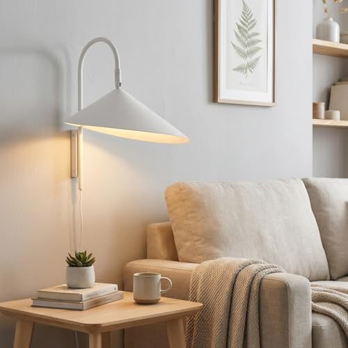 Alpinaluz Vägglampa E27 Vit med Stickpropp, Böjd Justerbar Arm | Asymmetrisk metallskärm med svängbar arm för riktat ljus vid sänggavel, sovrum, vardagsrum, kontor och läsning