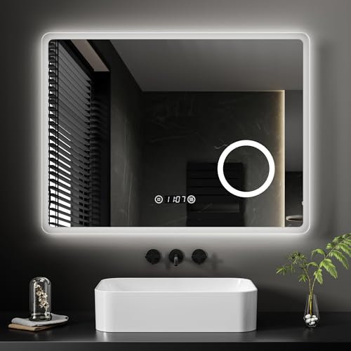 EMKE® 7 in 1 LED Badspiegel 80x60cm Badspiegel mit Beleuchtung 3000K/4000K/6500K Touch+Dimmbar+Beschlagfrei+3X Kosmetikspiegel+Digitaluhr Energiesparend IP44 Einfach Installation Badezimmerspiegel