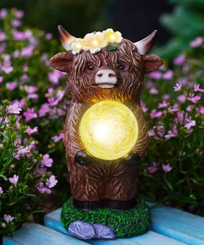 Yeomoo Highland Cow Ko trädgårdsfigur med sollampor trädgårdsdekoration rum – rolig höglandsbark med boll och blommor solträdgård dekoration – ko presenter för män kvinnor mamma väderbeständig