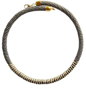 Generico Collana Rigida all'Uncinetto Grigia con Spirale Dorata – Choker in Tessuto, 45 cm, Fatto a Mano