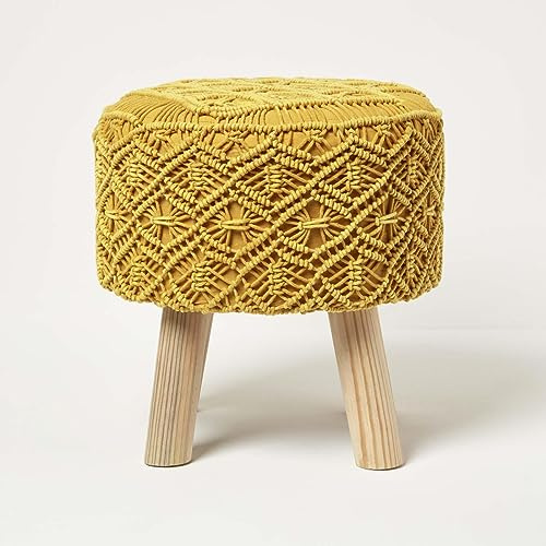 HOMESCAPES Puf de punto de macramé mostaza en las piernas de ganchillo redondo reposapiés 100% algodón trenzado diseño 43 cm de alto