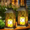 Yowin Lanterne da Esterno 2 Pezzi Grande Lanterna Solare da Giardino con Candele Tremolante, Vetro Temperato, Lampada Solari da Appendere Impermeabile Lampade da Tavolo per Giardino Terrazzo Balconi