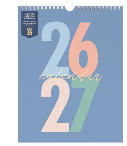 Busy B Calendrier mural août 2026/2027, planificateur académique quotidien avec vue mensuelle, tâches, notes, autocollants, pochette de rangement, 29,5×22 cm, Graphique multicolore. | Planificateur mural avec vue mensuelle, listes de tâches, notes, autocollants et poche. Parfait pour les personnes occupées