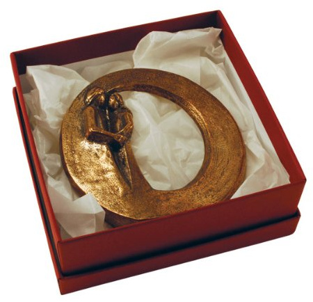 ars liturgica Skulptur Paar »Du bist geborgen«, Steh-Plakette 9 cm aus echter Bronze
