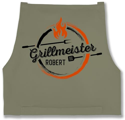 Geschenk mit Namen personalisiert by Shirtracer - Schürze - Grillschürze Herren - Grillmeister mit Name personalisiert I Geschenk Männer Grillzubehör I Hobbygriller Geschenke Papa I Vatertag