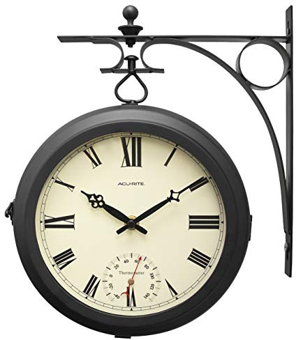AcuRite 75140M Große doppelseitige Hängeuhr für drinnen und draußen mit 360-Grad-Drehfunktion, Eisenrahmen, Glaslinse, Quarzkristall-Uhrwerk, wetterfestes hochwertiges Thermometer, 23 cm, Schwarz