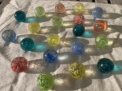 FAIRY TAIL & GLITZER FEE 20 Große Glaskugeln 35mm Bunt Blau Rot Grün Murmeln Groß Murmel Dekokugeln Kugelbahn Pflanzendeko Glas Kugel Garten Deko