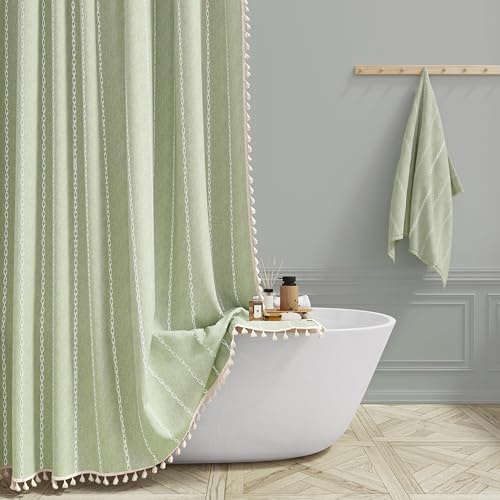 BTTN 182 x 200 cm Grün Duschvorhang, Boho Farmhouse Schwerer Stoff mit gestreiftem rustikalem Design und Quasten, Bohemian Vintage Wasserdichter Gewichteter Duschvorhang mit 12 Haken, Salbeigrün