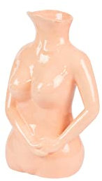 FISURA – Jarrón decorativo moderno con forma de busto. Jarra de agua de cerámica. Jarrón multiusos cuerpo de mujer. Medidas: 17x11x23 centímetros. (Rosa)