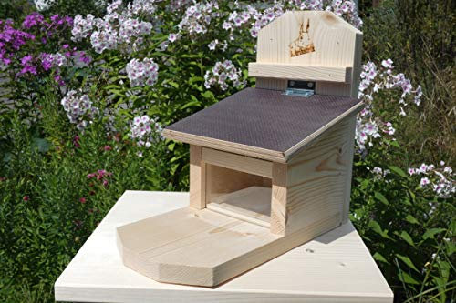 Komplett zusammengebaut; Massives, stabiles Eichhörnchen Futterhaus Futterstation Made in Germany (Bayrischer Wald), aus bayerischem Fichtenholz,hochwertig verschraubt und wasserfest verklebt