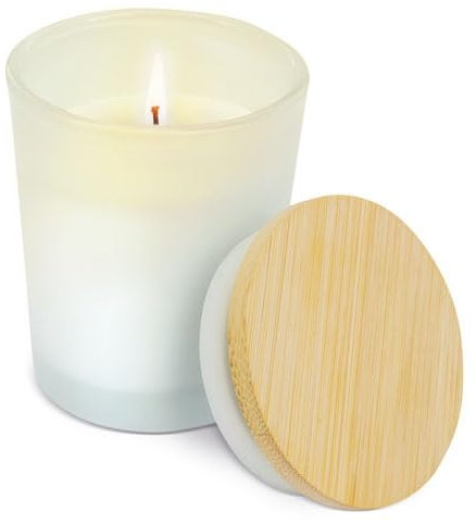 Lote de 25 Velas con aroma a vainilla, presentadas en un tarro de cristal y con tapa de bambú. Medidas: 5.50 x 7.00.