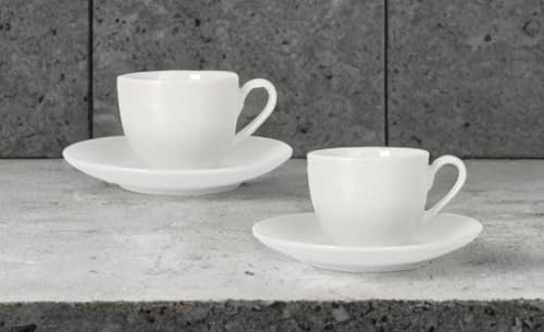 Lot de 2 tasses en porcelaine avec assiettes - Café, expresso, cappuccino | Set de 2 tasses et 2 assiettes décorées de manière discrète - Design classique | Céramique blanche