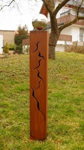 Gartendekoshop24 – Rost Säule, Gartendeko Rost mit Edelstahlkugel und Muster, 100 cm. Schöne Garten Rostsäule aus Edelrost, handgefertigte Metallarbeit, für draußen. Geschenkidee Rost Säule.