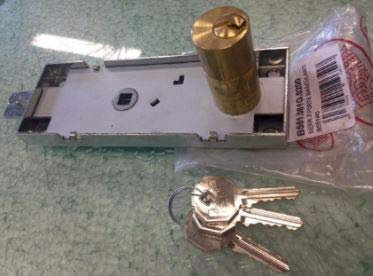 PREFER - Serratura per Basculante/Garage con Cilindro tondo - chiusura superiore - apertura con chiave e maniglia - sporgenza cilindro da filo scatola 60 mm