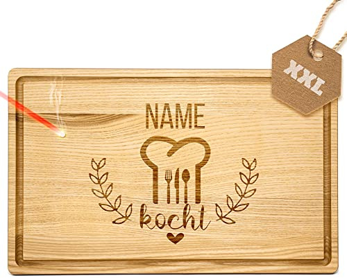 Großes Holzbrett mit Gravur - Schneidebrett personalisiert - Hier kocht - Geschenk für Hobbyköche | Eschenholz, 40 x 25 x 2 cm, personalisiertes Geschenk mit Gravur