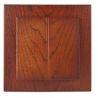 Doble conmutador empotrable, acabado nogal, serie 8000, ideal para controlar la iluminación y optimizar el uso de energía.