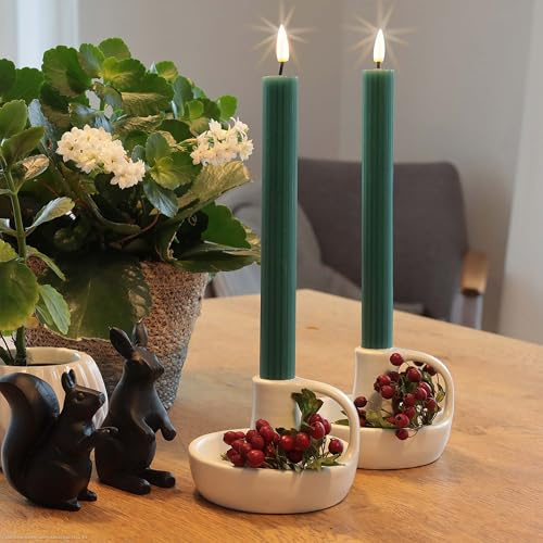 hellum LED Stabkerzen 2 Stück dunkelgrün, Timer & Fernbedienung, Esstisch | LED Stabkerzen flackernde Flamme, Echtwachs Kerzen batteriebetrieben, geriffelt, für Wohnzimmer Weihnachten 24,5x2,2cm 151855