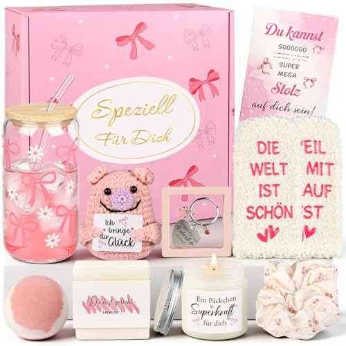 Giftota Geschenkset für Frauen – Glücksschwein Self Care Wellness Geschenkbox mit Schleifen-Glasbecher & Duftkerze – Geburtstagsgeschenk für Freundin, beste Freundin, Schwester – Geschenkidee Frauen