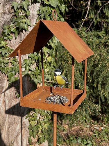 Vogelhaus mit Ständer ∣ 143 cm hoch ∣ wetterfest aus Metall ∣ Stabiler rustikaler Look ∣ Vogelfutterstation, Vogelfutterhaus ∣ Vorgelfutterhäuschen