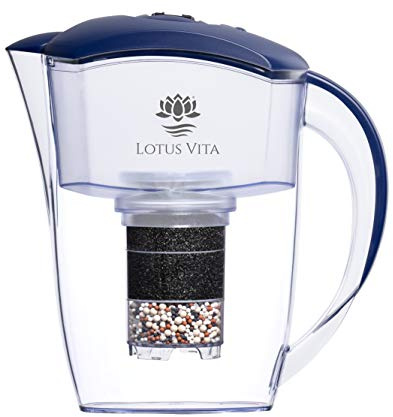 Lotus Vita ESPRIT div. Farben - Wasser Filterkanne mit Kartusche, Reduziert Kalk Chlor Blei aus Leitungswasser durch Aktivkohle Ionentauscher, BPA-frei (dunkelblau)