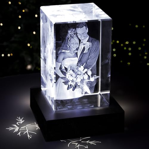 contento 3D Glaswürfel Gravur | mit LED Beleuchtung | Glasfoto in 3D | 3 Personen/Tiere | personalisierte Geschenkidee von Deinem Foto, Hochzeit, Weihnachten | Größe M hoch inkl. Leuchtsockel