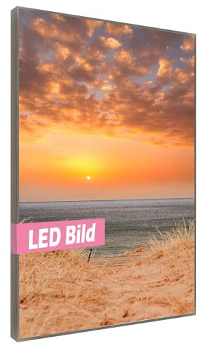 sedax LED Leuchtbild I Ostsee Strand im Sonnenuntergang I LED Wandbild I Modernes Leuchtbild für tolle Atmosphäre (Ostsee Strand im Sonnenuntergang, 75x50 cm, Rahmen: Weiß Matt)