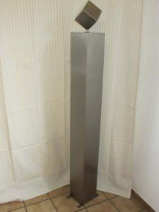 Gartendekoshop24 – Edle Gartendeko Edelstahl Säule, 125 cm, mit gebürstetem Edelstahl Würfel. Säule aus Edelstahl, wetterfest, handgemacht, ohne Muster. Moderne Edelstahlsäule für den Garten