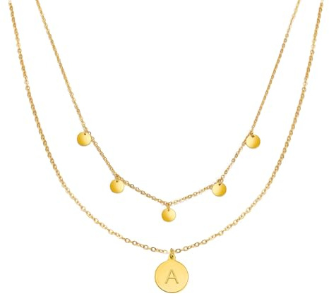 Kim Johanson® Edelstahl Damen Multi Layer Halsketten *Coin & Buchstabe* in Gold | Mit 5 Plättchen | A bis Z Anhänger | Boho Schmuck für Frauen | Kreise Kette | Wasserfest | Verstellbar | Inkl. Box