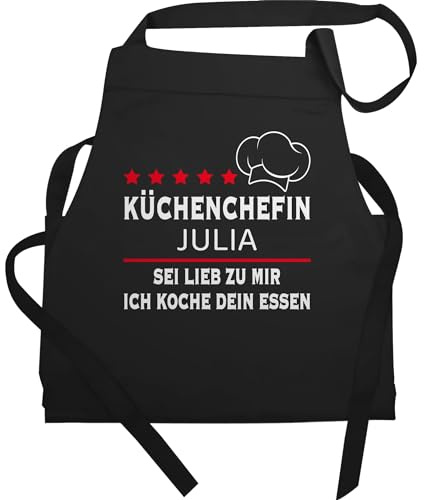 Geschenk mit Namen personalisiert by Shirtracer - Schürze - Kochschürze Damen Frauen - Küchenchefin mit Name | Sei lieb zu mir ich koche dein Essen | Chefköchin