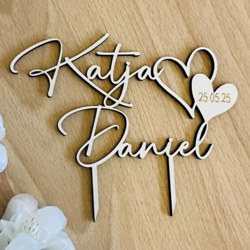 NoriKids Cake-Topper personalisiert – mit euren Namen, Herz & Datum | Tortendeko Hochzeit – handgefertigter Tortenstecker aus Holz – individuelle Hochzeitsdeko – personalisierte Geschenke