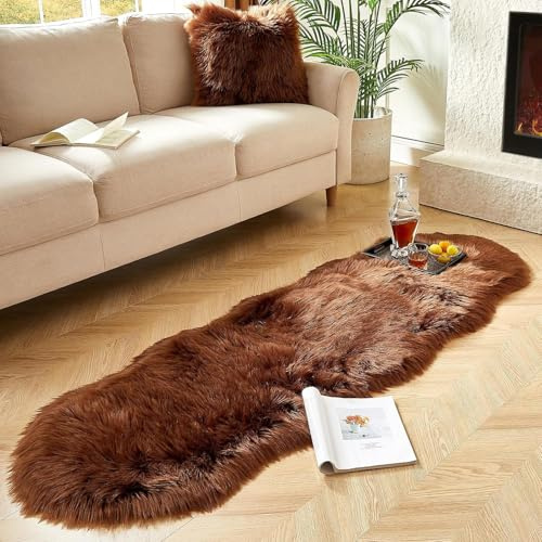 JXLOULAN Tapis doux et moelleux en fausse peau de mouton brun foncé 60x160 cm Tapis en imitation fourrure pour chambres, salon, chambres d’enfants Décor