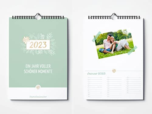 PRINTS AND MORE - Bastelkalender 2023 als A4 Wandkalender | Fotokalender zum Selbstgestalten | Kreativkalender mit viel Platz zum Malen & Fotos einkleben