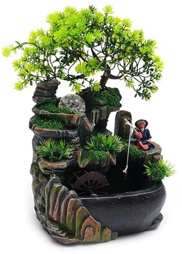 Zen Tischbrunnen mit LED Licht und Wasserfall, Feng Shui Zimmerbrunnen aus Harz mit Steingarten, Fischerfigur und Baum, Geschenkidee für Meditation und Entspannung – H 30 cm