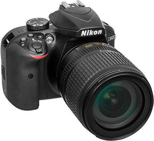 Nikon D3400 Fotocamera Reflex Digitale con Obiettivo Nikkor AF-S 18/105VR, 24,7 Megapixel, LCD da 3, SD da 8 GB 300x Premium Lexar, Nero [Nital Card: 4 Anni di Garanzia]