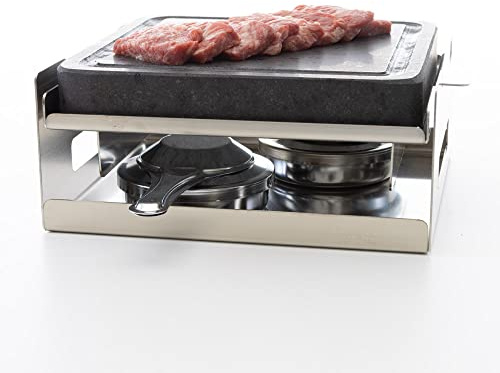Piedra Volcánica para Asar Carne a la Piedra con Surco Antigoteo - Incluye Quemadores de Alcohol, Soporte y Bandeja Inox - Ideal para Barbacoas y Compatible con Horno - Dekobe (20x20 cm)