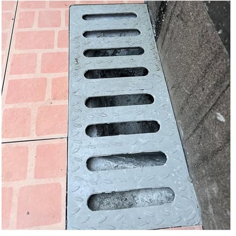 Canale di drenaggio per esterni, copertura in resina nera, filtro rettangolare per grondaia per giardino, garage, vialetto e prato, fossa di drenaggio (50 x 30 x 2 cm)