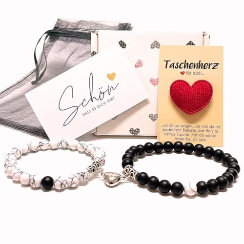 Geschenk für beste Freundin - Freundschaftsarmbänder | 2 Perlenarmbänder schwarz/weiß marmoriert mit Magnet-Herz, Taschenherz + Karte, Box & Organza-Bag | Geschenk beste Freundin | bff Geschenke