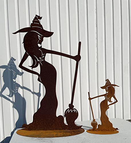 Sexy Hexe stehend mit Besen auf Platte klein 40x23cm Edelrost Gartendeko Wetterfest Rost Metall Rostfigur Halloween von Steinfigurenwelt
