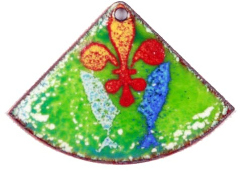 Pendentif fleur de lys sur vert avec poissons émail sur cuivre