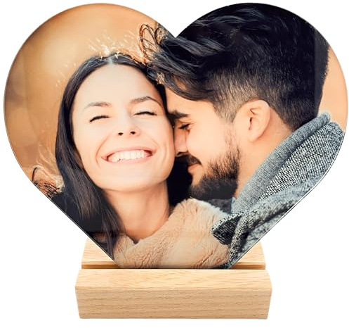 DEL MÀ Unique & Personal Glasherz mit Foto personalisiertes Fotogeschenk Glasfoto Acrylglas Bild als Herz Geschenk Jahrestag inkl. Holzfuß 20x22 cm